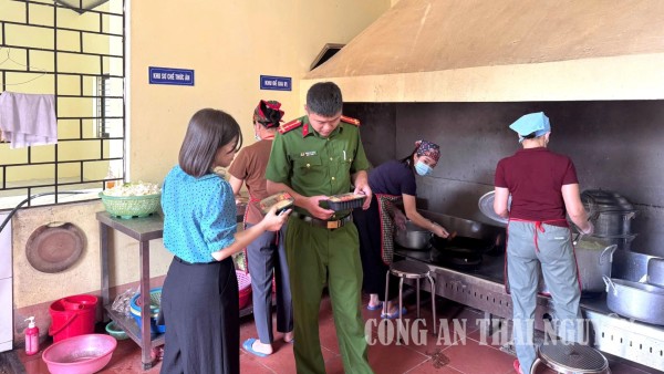 Kiểm tra an toàn thực phẩm tại bếp ăn tập thể, bếp ăn bán trú trong cơ sở giáo dục tại xã Cường Lợi .