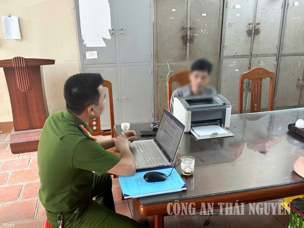 Công an xã Định Hóa gọi hỏi, giáo dục đối tượng.