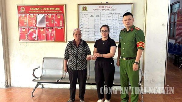 Chị Ma Thị Sen (giữa) trao số tiền 28.305.000 đồng cho bà Hoàng Mùi Hỏi (trái).