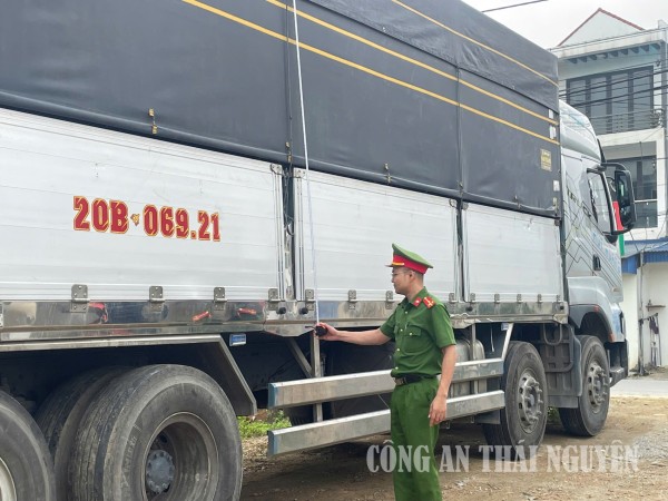 Công an xã La Bằng rà soát phương tiện trọng tải lớn, siết chặt quản lý an toàn giao thông.