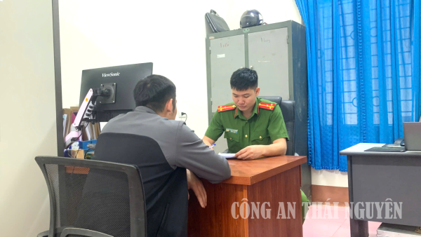 Công an xã La Hiên làm việc với người vi phạm.