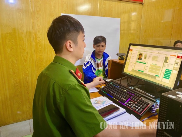 Công an phường Phúc Thuận tích cực cấp tài khoản định danh điện tử mức 2 cho công dân.