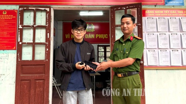 Công an xã trả lại điện thoại người dân đánh rơi.