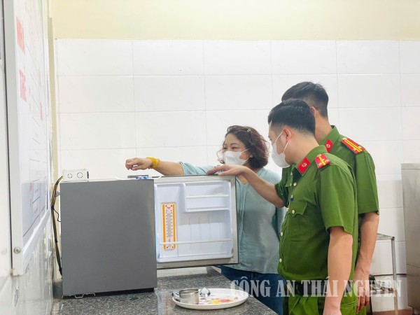 Công an phường Vạn Xuân kiểm tra công tác bảo đảm an ninh, an toàn tại trường học.