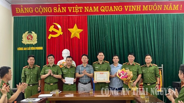 Công an xã Yên Phong được khen thưởng đột xuất trong công tác phối hợp quản lý, bảo vệ rừng