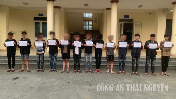 Các thanh niên vi phạm.