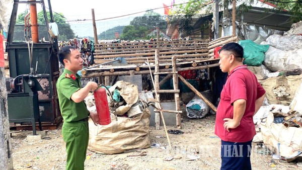 Kiểm tra an toàn phòng cháy, chữa cháy tại cơ sở kinh doanh phế liệu.
