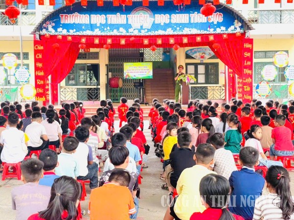 Toàn cảnh buổi tuyên truyền.