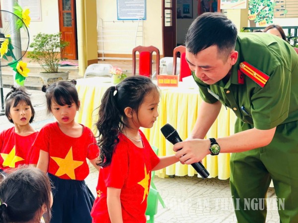 Tuyên truyền, phổ biến, giáo dục pháp luật về an toàn giao thông.
