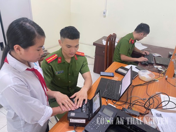Công an xã Thành Công thu nhận vân tay cho học sinh.
