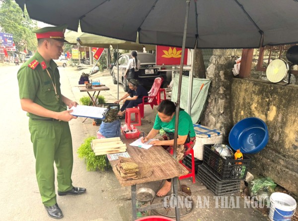 Công an xã tuyên truyền, vận động các hộ kinh doanh thực hiện ký cam kết .