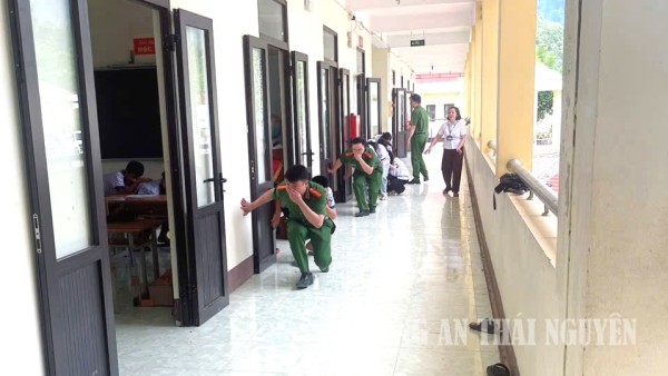 Thực hành kỹ năng di chuyển, cứu người bị nạn ra khỏi khu vực nguy hiểm.
