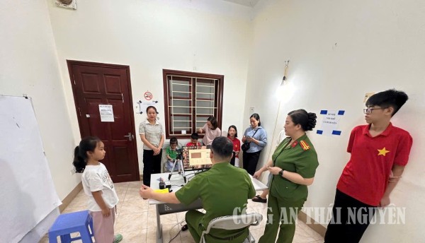 Công an phường Bắc Kạn triển khai cấp định danh điện tử mức 2 cho trẻ từ 6 đến 14 tuổi
