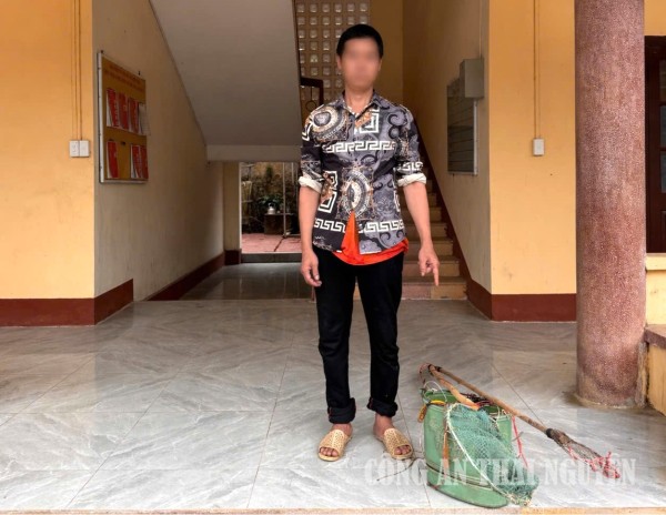 Đối tượng và công cụ kích điện sử dụng để khai thác thủy sản trái phép.