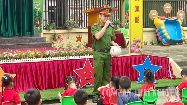 Công an xã Yên Thịnh tuyên truyền pháp luật.