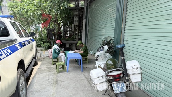 Công an xã Nà Phặc xử lý các trường hợp học sinh vi phạm.
