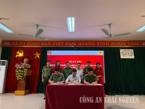 Đại diện Công an xã Na Rì và Ngân hàng ký kết quy chế phối hợp.
