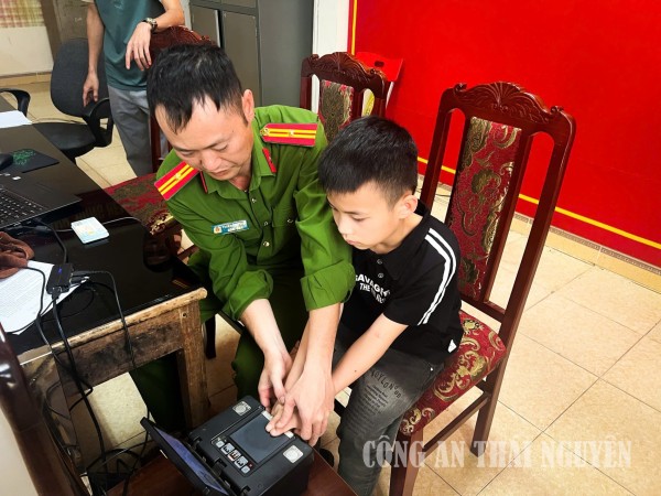 : Cán bộ Công an xã hỗ trợ công dân thực hiện cấp tài khoản định danh điện tử mức 2