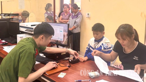 Cán bộ Công an xã thu nhận định danh điện tử mức 2 cho trẻ em.