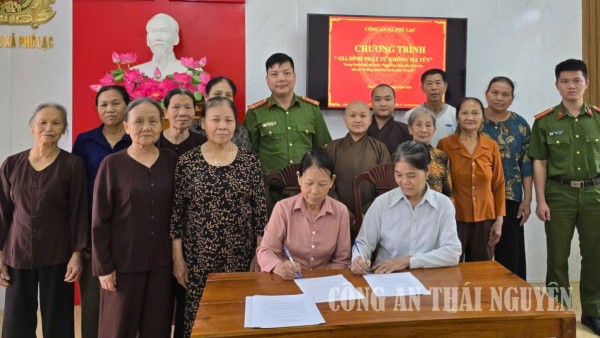 Các gia đình ký cam kết thực hiện mô hình "Gia đình phật tử không ma túy".