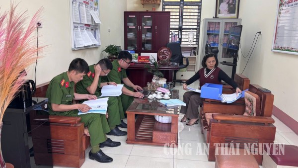 Kiểm tra hồ sơ, thủ tục pháp lý liên quan đến an toàn thực phẩm.