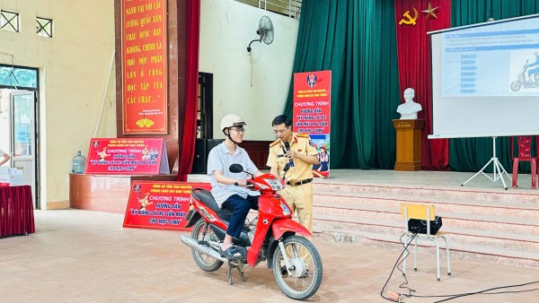 Gần 400 học sinh được hướng dẫn kỹ năng lái xe gắn máy an toàn