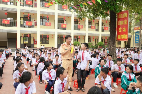 Hơn 1.000 giáo viên và học sinh được tuyên truyền pháp luật về trật tự an toàn giao thông