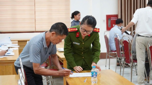 Công an xã Định Hóa hỗ trợ thu nhận mẫu ADN của thân nhân liệt sĩ chưa xác định danh tính