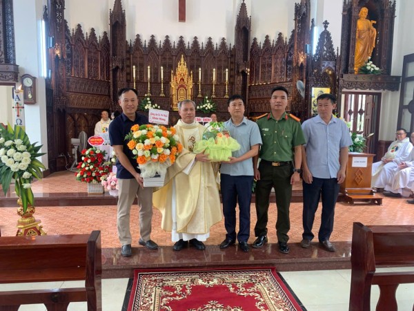 Công an xã Nà Phặc thăm hỏi, động viên giáo xứ Công giáo Nà Phặc