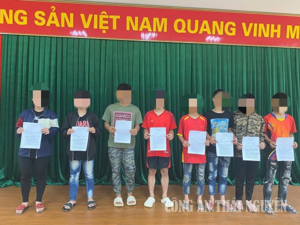 Ảnh 1  Nhóm học sinh viết cam kết tại trụ sở CAX