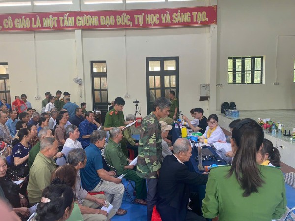 Công an xã Phong Quang phối hợp thu nhận mẫu ADN cho thân nhân của liệt sĩ chưa xác định được danh tính