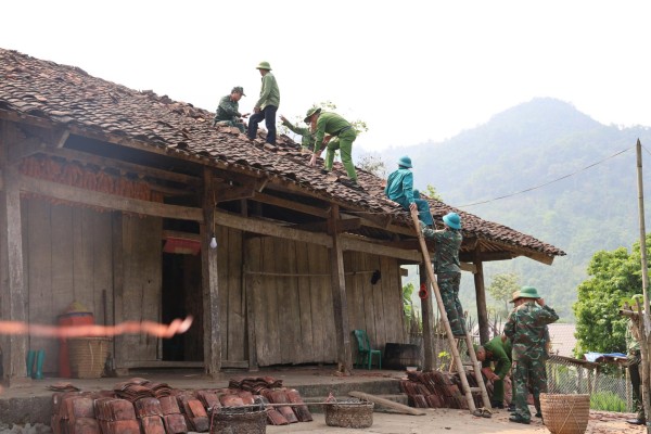 Công an xã Thượng Minh giúp nhân dân khắc phục hậu quả mưa giông