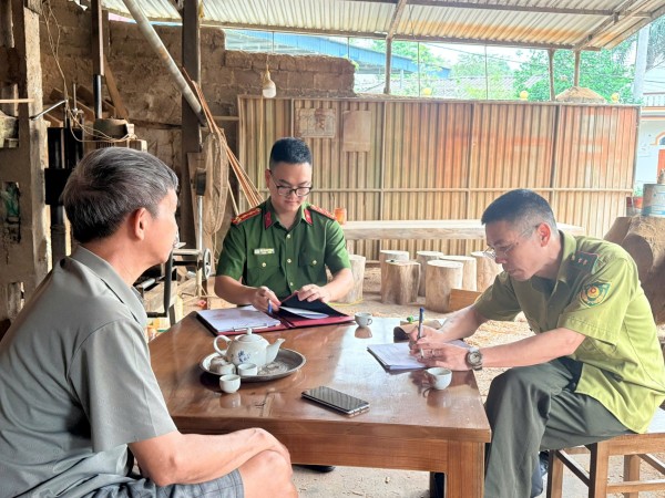 Công an xã La Bằng tuyên truyền, ký cam kết chấp hành quy định của pháp luật về lâm nghiệp