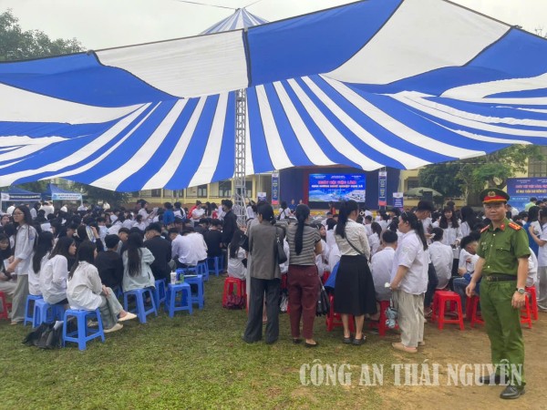Công an xã bảo đảm ANTT tại ngày hội