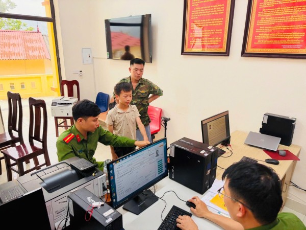 Công an xã Nam Cường đẩy mạnh thu nhận định danh điện tử mức 2 cho công dân