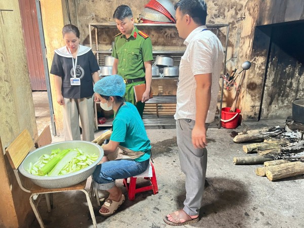 Công an xã Xuân Dương phối hợp kiểm tra vệ sinh an toàn thực phẩm tại các trường học