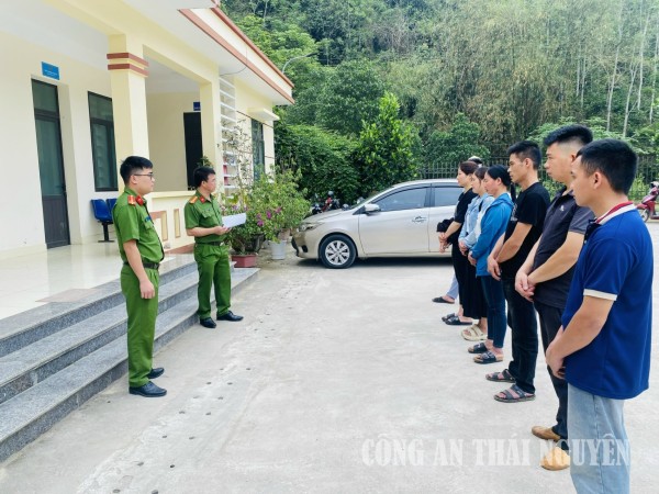 Đ/c Thượng tá La Thanh Châu – Phó Trưởng phòng trực tiếp điểm danh, kiểm diện người chấp hành án hình sự tại cộng đồng tại xã Tân Kỳ.
