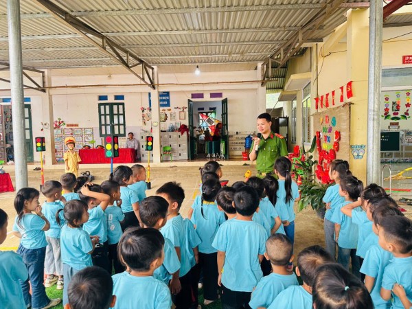 Công an xã Nam Cường tuyên truyền, giáo dục pháp luật về an toàn giao thông