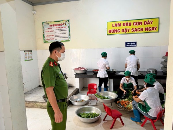 Công an xã Vạn Phú phối hợp kiểm tra an toàn thực phẩm tại trường học