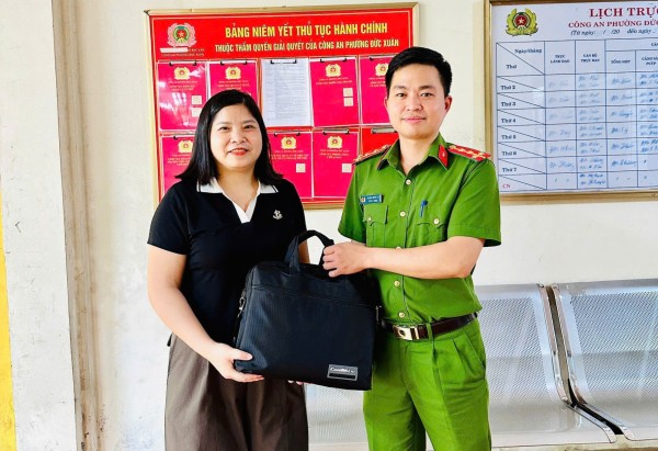 Công an phường Đức Xuân trao trả tài sản thất lạc cho người dân
