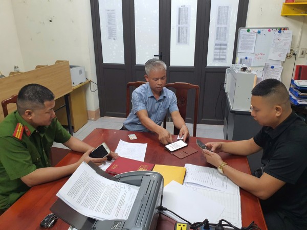 Công an phường Phổ Yên hỗ trợ người dân trả lại tiền chuyển khoản nhầm