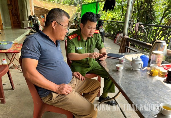 Công an xã Cẩm Giàng tăng cường hướng dẫn khai báo tạm trú cho người nước ngoài