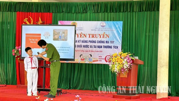 Cán bộ Công an xã tuyên truyền phòng chống ma tuý tại trường tiểu học Nghinh Tường 2