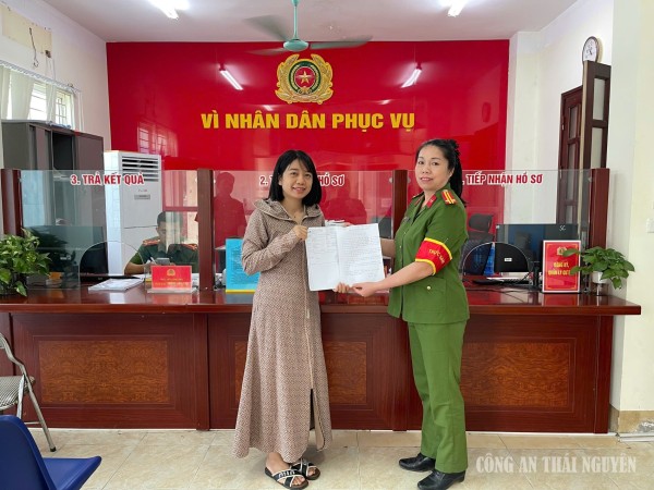 Chị Ngọc đến trụ sở Công an phường Bắc Kạn thông báo đã nhận lại tài sản