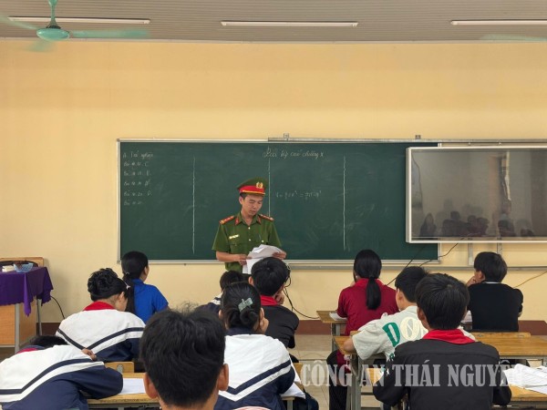 Công an xã tuyên truyền tại trường học