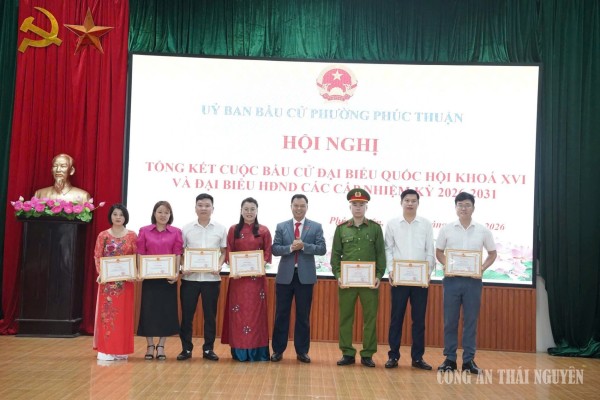 Đại diện cá nhân có thành tích xuất sắc trong công tác bầu cử nhận giấy khen