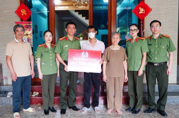 Thăm hỏi, hỗ trợ cán bộ, chiến sĩ có hoàn cảnh khó khăn mắc bệnh hiểm nghèo