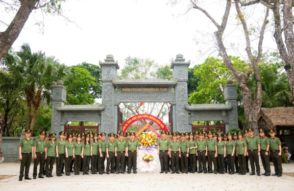 Các đại biểu tham gia chương trình dâng hương, báo công