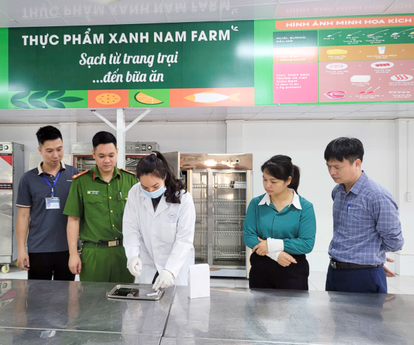 Công an xã Vô Tranh phối hợp kiểm tra an toàn thực phẩm và phòng, chống tác hại rượu, bia, thuốc lá