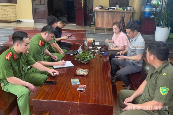 Công an xã Tân Cương tuyên truyền, hướng dẫn cơ sở lưu trú có người nước ngoài